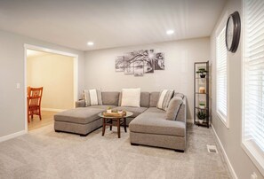 Smart TV, books - Modern Self check-inLarge Fenced Yard A/C Close to Everything Quiet Neighborhood (Olympia)