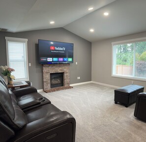 Smart TV, books - Modern Self check-inLarge Fenced Yard A/C Close to Everything Quiet Neighborhood (Olympia)