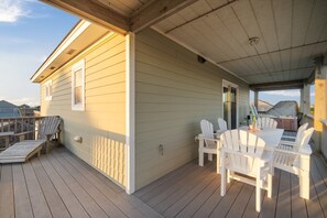 Outdoor dining - Oceanside, Steps to the Beach, Hot Tub, Pet Friendly, Ocean and Sound Views (Frisco)