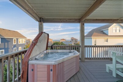 Oceanside, Steps to the Beach, Hot Tub, Pet Friendly, Ocean and Sound Views