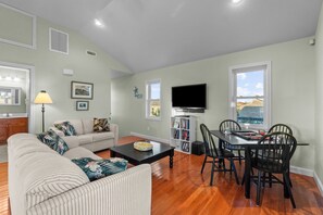 Smart-TV, Bücher, Arbeitsbereiche, Drucker