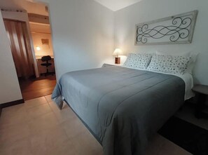 1 bedroom, iron/ironing board, WiFi, bed sheets - Close To Everything! w/ Private Kitchen & Bath (Gainesville)