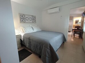 1 bedroom, iron/ironing board, WiFi, bed sheets - Close To Everything! w/ Private Kitchen & Bath (Gainesville)