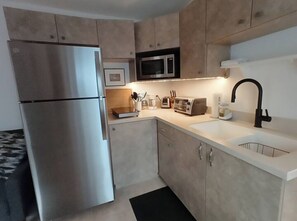 Fridge, microwave, stovetop, coffee/tea maker - Close To Everything! w/ Private Kitchen & Bath (Gainesville)