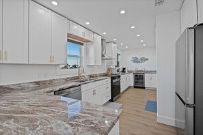 ثلاجة، ميكروويف، فرن، موقد طهي مسطح