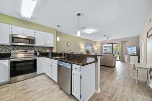 Kylskåp, mikrovågsugn, ugn och spishäll