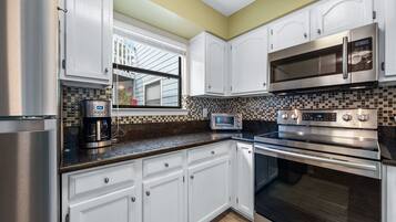 Een koelkast, een magnetron, een oven, een kookplaat