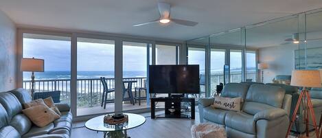 スマートテレビ、DVD プレーヤー、卓球台、ステレオ