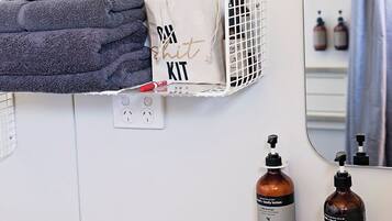 Studio Suite Mewah, pemandangan lembah | Kamar mandi | Shower, pancuran hujan, perlengkapan mandi gratis, dan pengering rambut