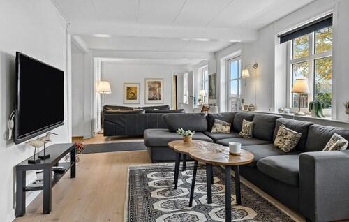 5 bedroom lovely home in Aakirkeby