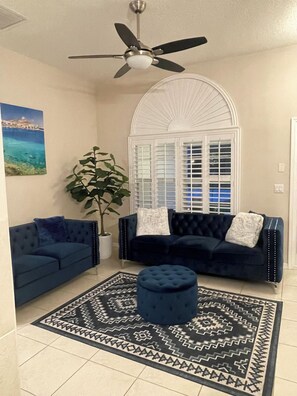 Una Smart TV, una chimenea, videojuegos