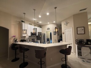 Frigorífico, microondas, horno y lavavajillas