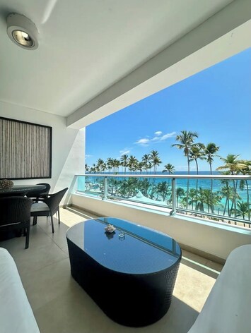 Cozy Balcony Equiped Sofa >.- Sea View Front beach .> Dinning table 