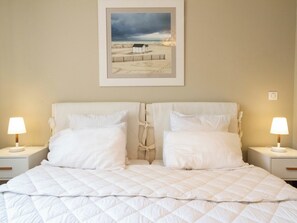 1 bedroom, desk - A-Br – Quiet, Infinity Pool & Private Parking (Cannes)