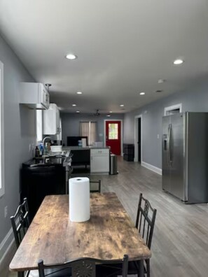 Dining - Magnolia of Midtown Luxury Home - 1 Mile From USM (Hattiesburg)