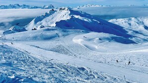 A snow-covered mountain landscape with ski slopes. - Chambre pour 3 proche des Pistes! (Courchevel)