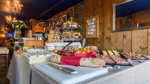 Een buffet met diverse etenswaren en een mes op een snijplank.