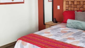 Habitación Confort, patio | Edredón, espacio para trabajar con laptop y cortinas blackout