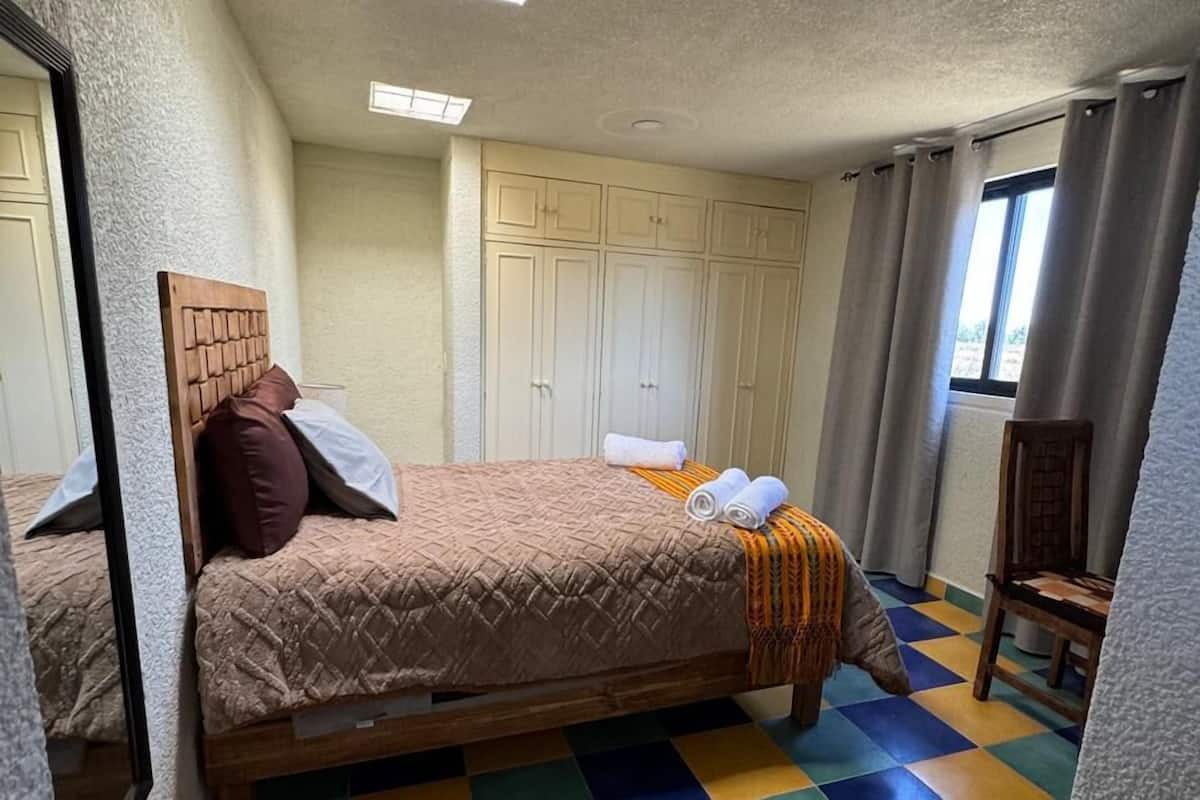 Eenvoudig appartement, patio | 2 slaapkamers, donzen dekbedden, een laptopwerkplek