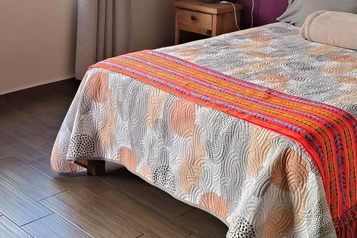 Design kamer, 1 queensize bed, patio | 2 slaapkamers, donzen dekbedden, een laptopwerkplek