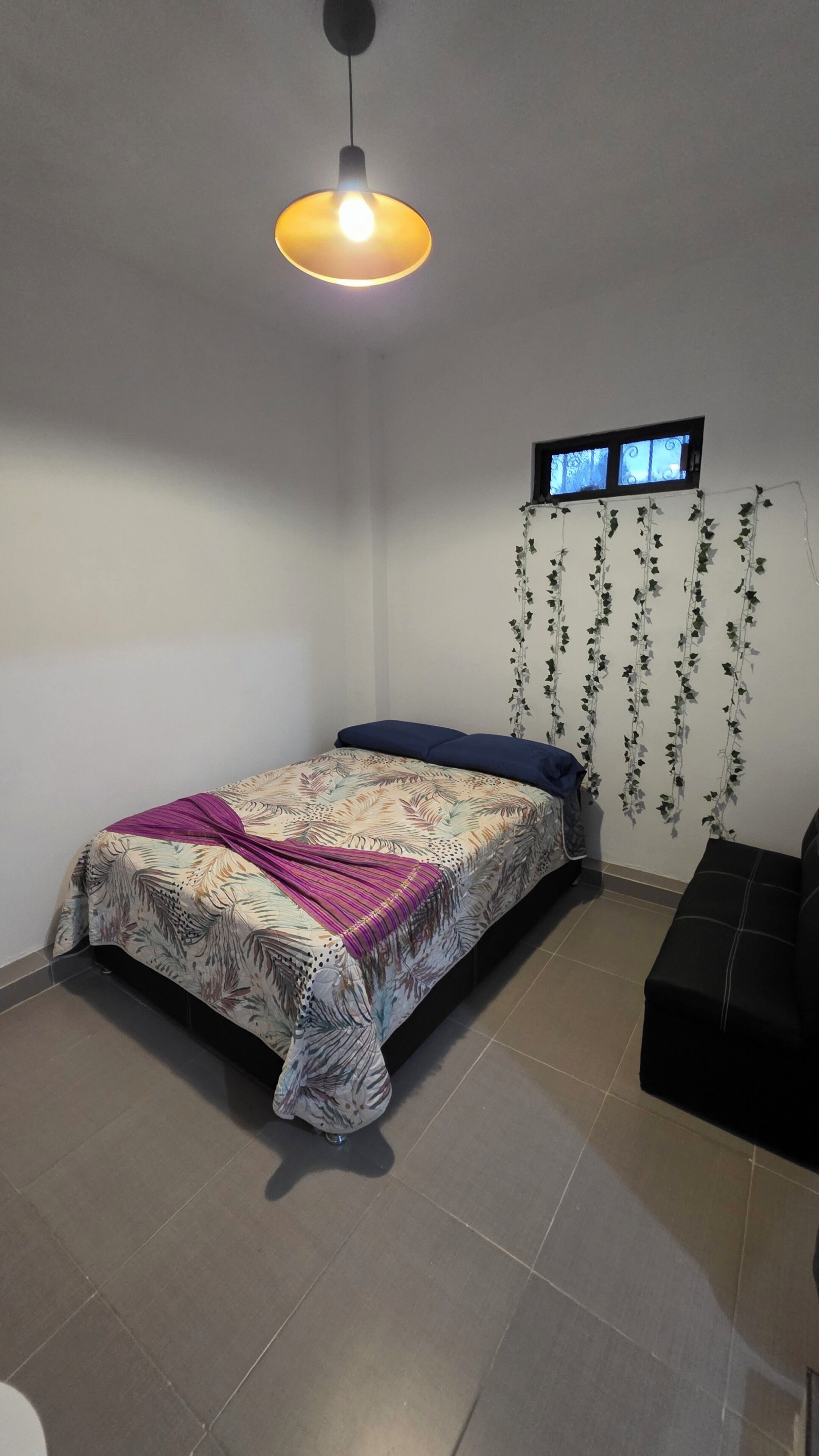 Rom – basic | Dundyner, skrivebord for bærbar PC og blendingsgardiner