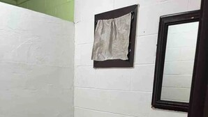 Shower, towels, soap, shampoo - Eteline's Humble Abode (Apia)
