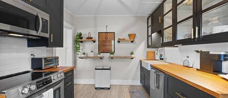 Kylskåp, mikrovågsugn, ugn och spishäll