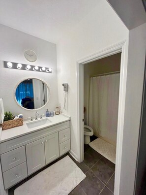 Secador de pelo, toallas, jabón y papel higiénico