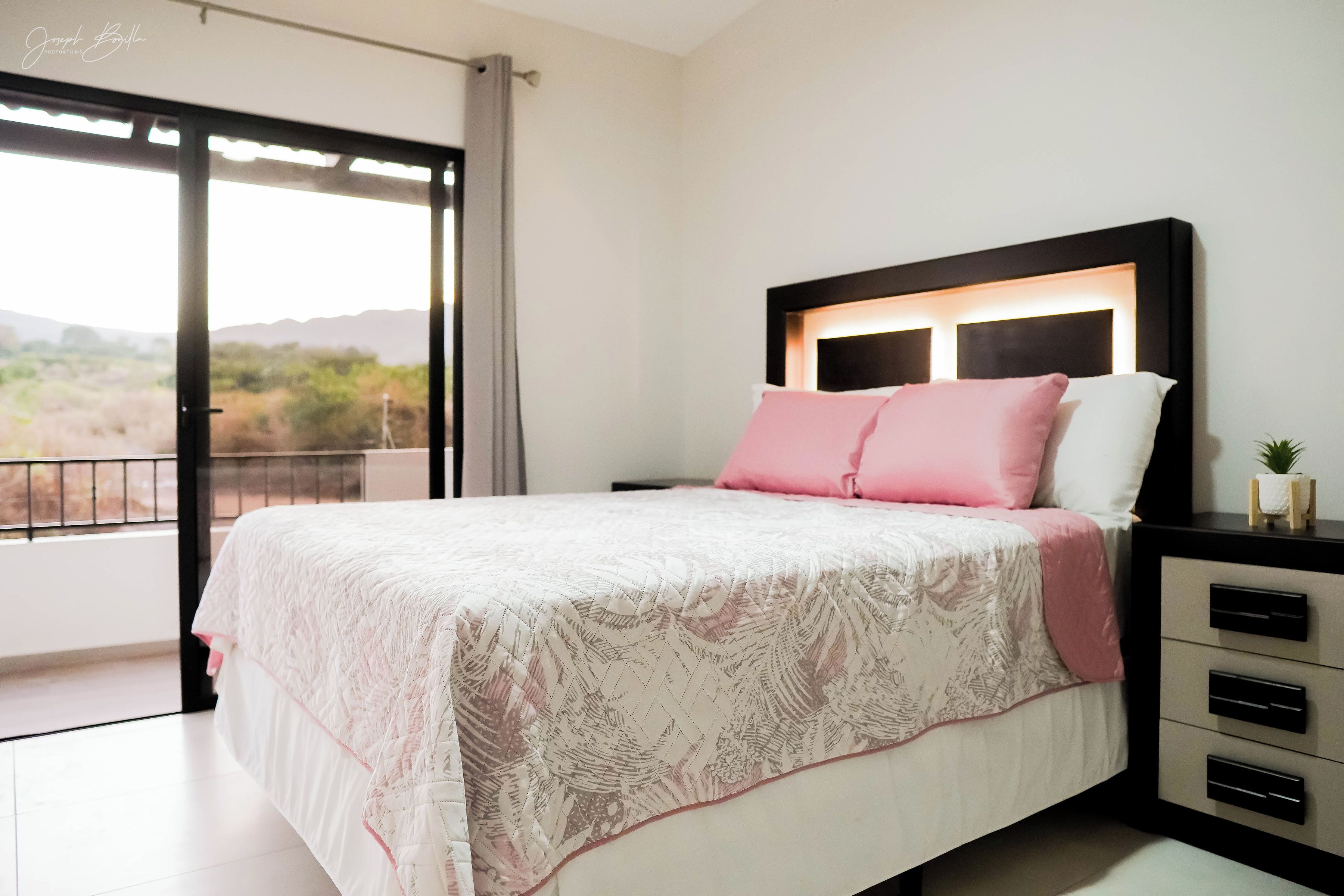 3 habitaciones y tabla de planchar con plancha 