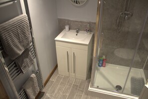 Comfort tweepersoonskamer, privébadkamer | Badkamer | Een douche, een haardroger, handdoeken, zeep