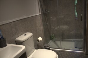 Family Quadruple Room, Multiple Beds, Private Bathroom | Bathroom