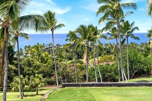 Golf - 🏖️Fully Air-Conditioned | Updated Top Floor Including Loft | Ocean Views (Kailua Kona)