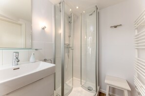 Dusche, Haartrockner, HandtĂŒcher