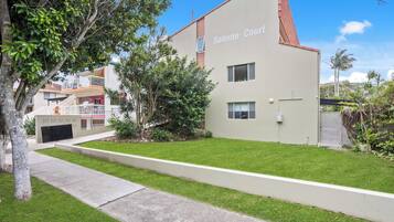 Vista frontal de la propiedad