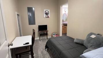 3 bedrooms, desk, iron/ironing board, free WiFi