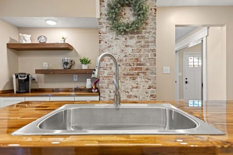 Interior. Shire-Southern-Comfort quiet 3-bedroom house w/WiFi and AC in heart of downtown