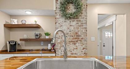 Shire-Southern-Comfort quiet 3-bedroom house w/WiFi and AC in heart of downtown