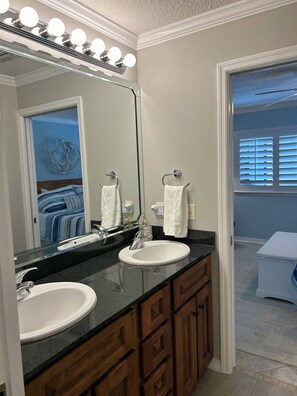 Regadera, secadora de cabello, toallas, jabón 