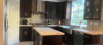 Modern 3-bedroom home centrally located close to Levi’s stadium & SJC airport. 