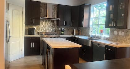 Modern 3-bedroom home centrally located close to Levi’s stadium & SJC airport.