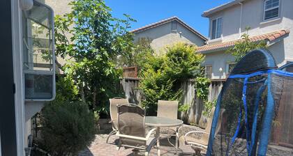 Modern 3-bedroom home centrally located close to Levi’s stadium & SJC airport.