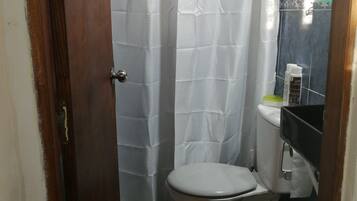 Haartrockner, Handtücher, Seife, Toilettenpapier