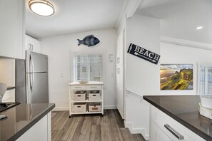 冷蔵庫、電子レンジ、オーブン、コンロ