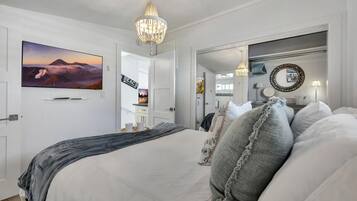 1 Schlafzimmer, Schreibtisch, Bügeleisen/Bügelbrett, Reisekinderbett