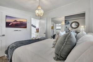 1 Schlafzimmer, Schreibtisch, Bügeleisen/Bügelbrett, Reisekinderbett