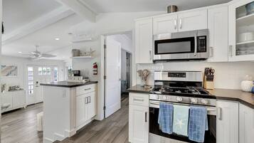 Een koelkast, een microgolfoven, een oven, een kookplaat