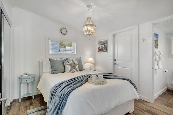 1 室のベッドルーム、デスク、アイロン / アイロン台、旅行用ベビーベッド