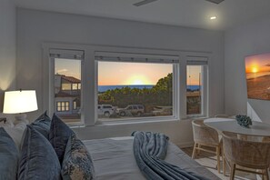 1 chambre, bureau, fer et planche à repasser, lit de bébé portatif