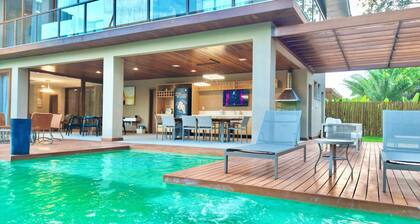 High Standard House with 7 Suites Praia do Forte Condominium Praia Bela with Access to the SEA