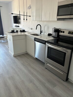 Microwave, dishwasher, paper towels - Cozy apartment in lovely Elizabeth with WiFi, fitness room, AC (Elizabeth)